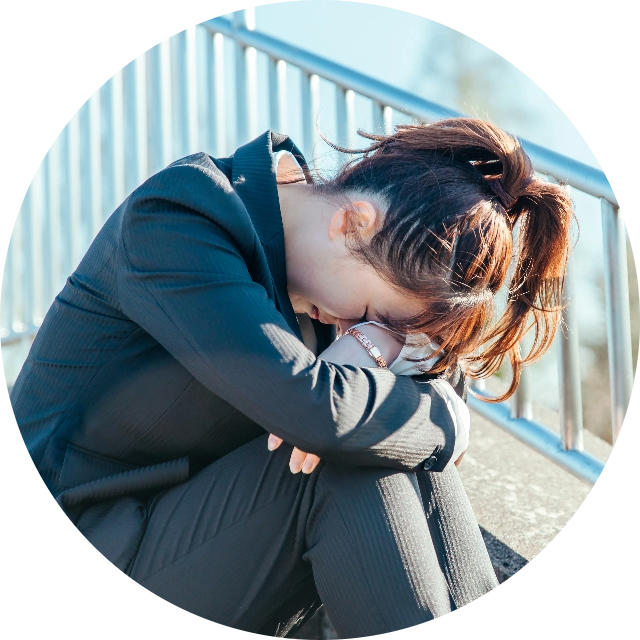 悩む女性